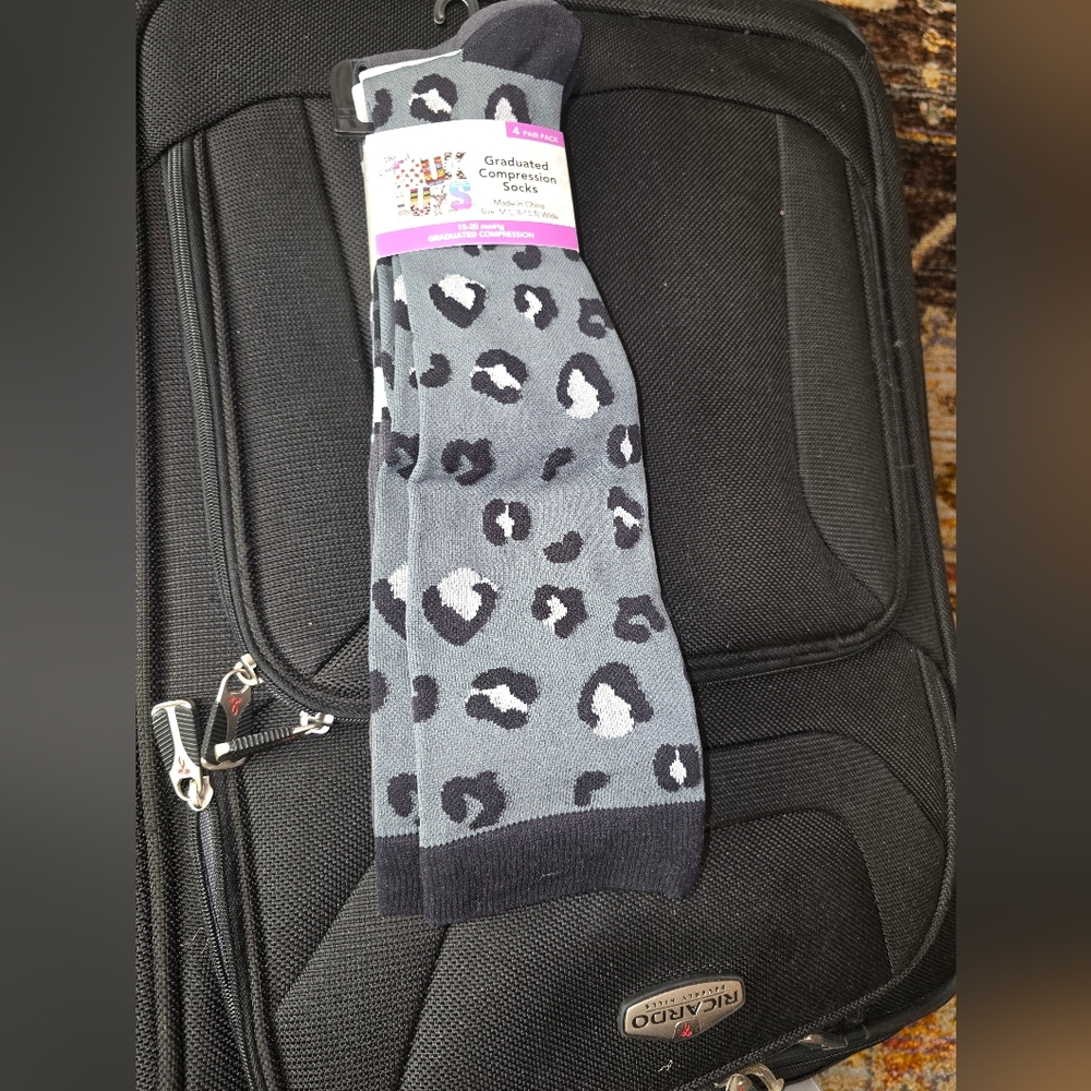 MUK LUKS Graduated Compression 4 Pack Socks Size M/L (8-10.5)